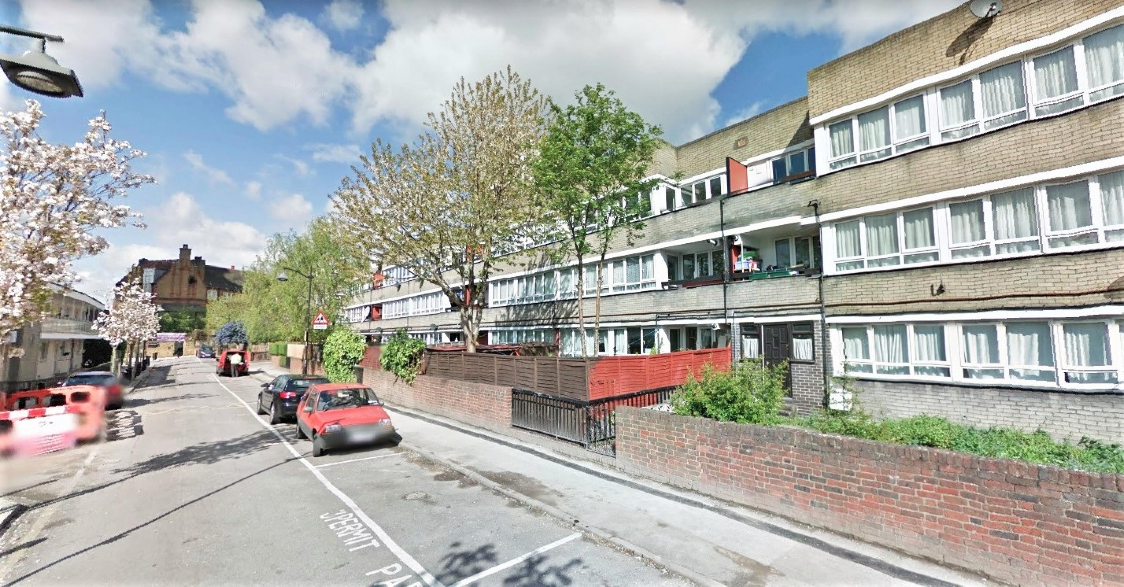 			PRIVATE ROOF TERRACE, 4 Bedroom, 1 bath, 1 reception Flat			 Shalfleet Drive, LADBROKE GROVE W10